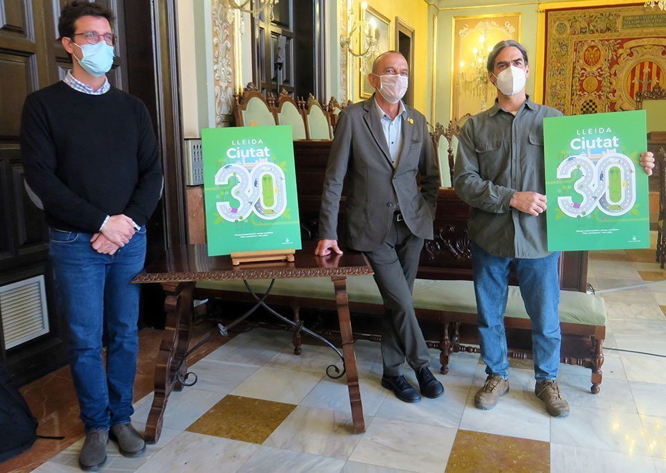 Pla sencer de l'alcalde de Lleida, Miquel Pueyo, amb els tinents d'alcalde Toni Postius i Sergi Talamonte, durant la presentació de Lleida Ciutat 30, el 27 d'octubre del 2020. (Horitzontal)
