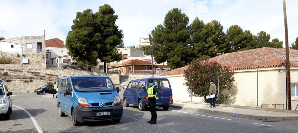 La Guàrdia Civil aturant a Mequinensa un vehicle en un control de mobilitat