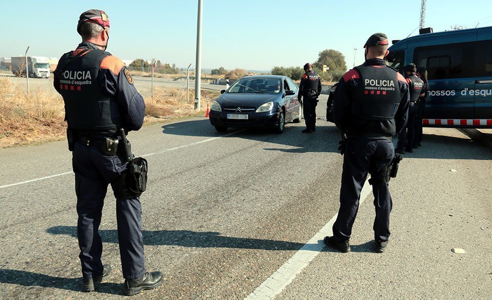 Els Mossos d'Esquadra en un control a l'antiga N-II, al terme municipal d'Alcarràs
