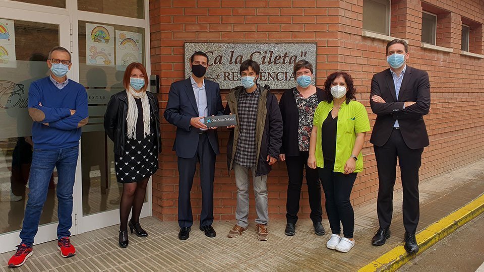 Membres del consistori i de La Caixa signen el conveni