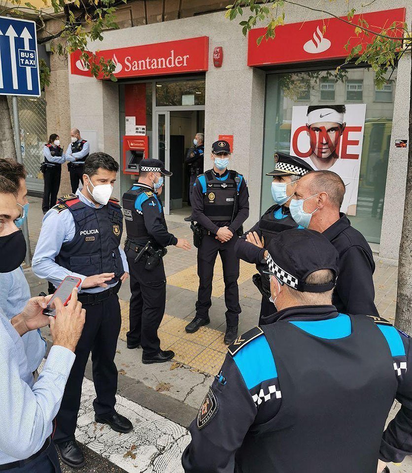 Agents de la Guàrdia Urbana amb l'alcalde de Lleida, Miquel Pueyo, en el lloc de l'atracament