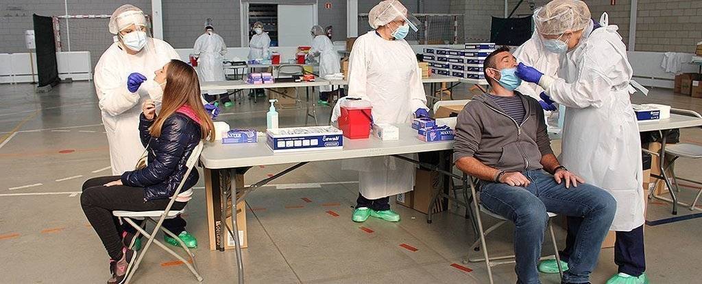 Dues persones fent-se la PCR @SalutGeneralitat