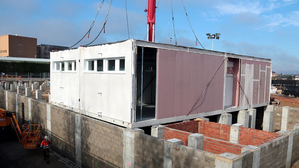 La instal·lació dels mòduls industrialitzats per a l'edifici annex de l'Hospital Universitari Arnau de Vilanova de Lleida