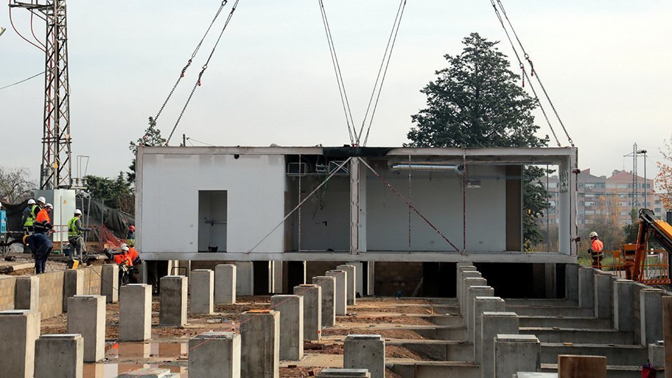 La instal·lació dels mòduls industrialitzats per a l'edifici annex de l'Hospital Universitari Arnau de Vilanova de Lleida