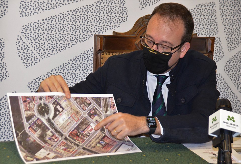 Marc Solsona mostra les parcel·les al carrer Golmés