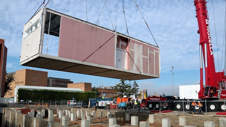 La instal·lació dels mòduls industrialitzats per a l'edifici annex de l'Hospital Universitari Arnau de Vilanova de Lleida
