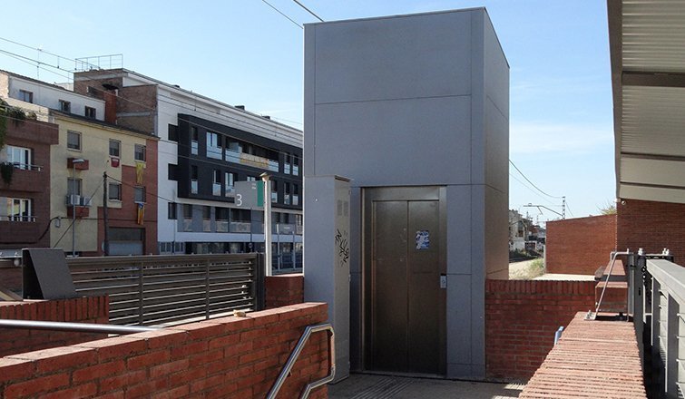 Ascensor de l'estació de trens de Mollerussa, avariat des del mes d'octubre del 2019
