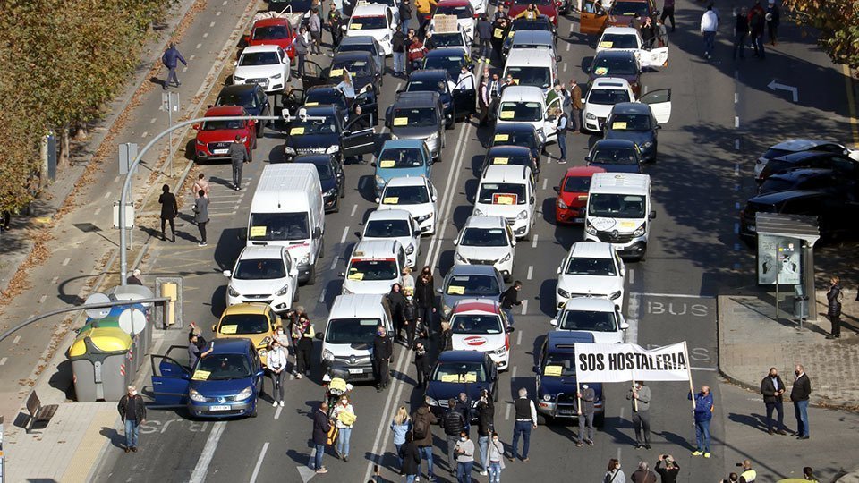Vehicles que han participat en la marxa lenta convocada a Lleida @HostaleriaLleida