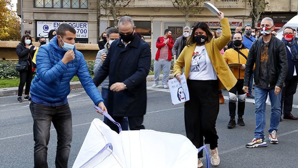 Manifestants trencant plats davant la delegació del Govern @HostaleriaLleida