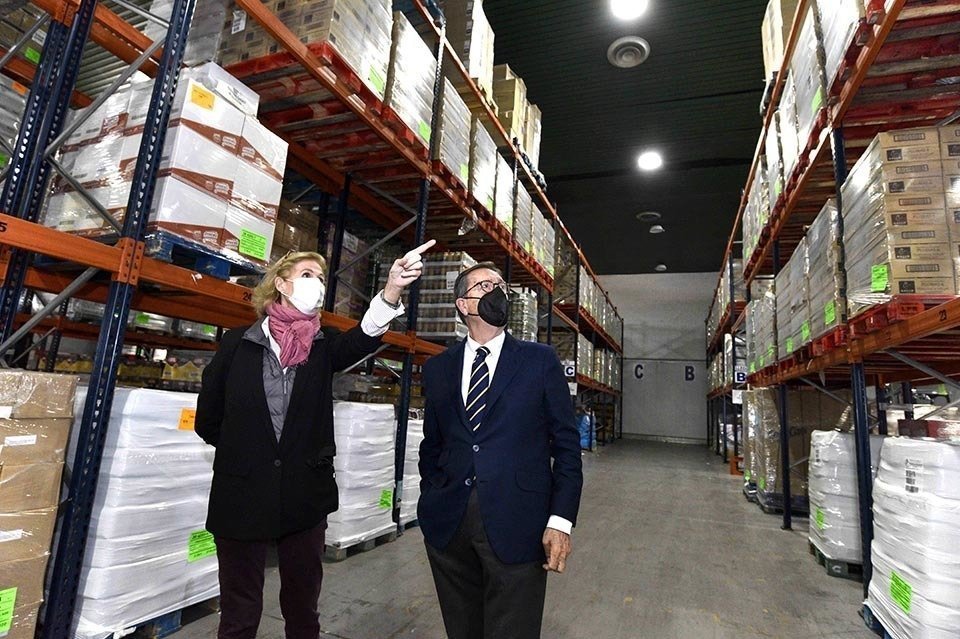 Roser Brutau i Antoni Vila, en la visita al Banc d'Aliments @FundaciólaCaixa