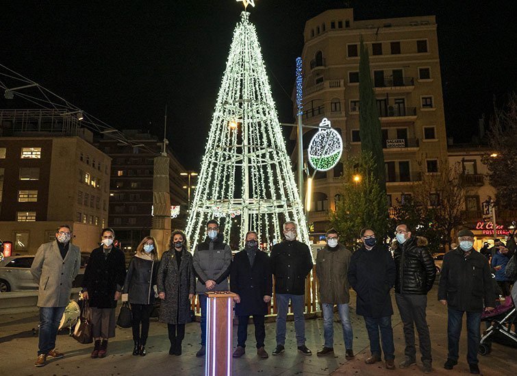 Els participants en l'acte d'encesa de les llums de Nadal a Lleida
