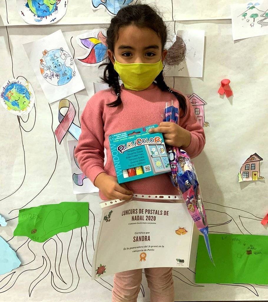 Una de les nenes participants al concurs amb el seu premi