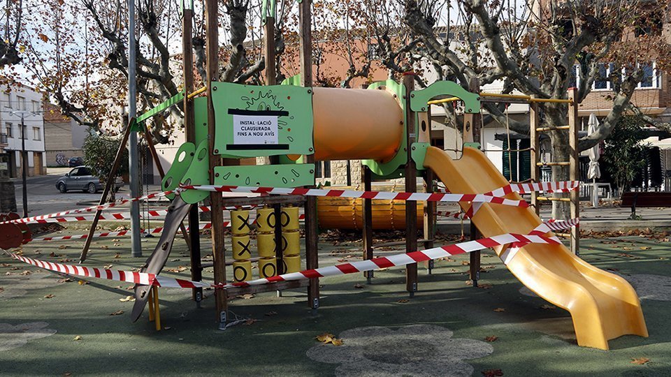 Pla mitjà on es pot veure una instal·lació infantil precintada a Linyola pel brot de covid-19, el 16 de desembre de 2020. (Horitzontal)