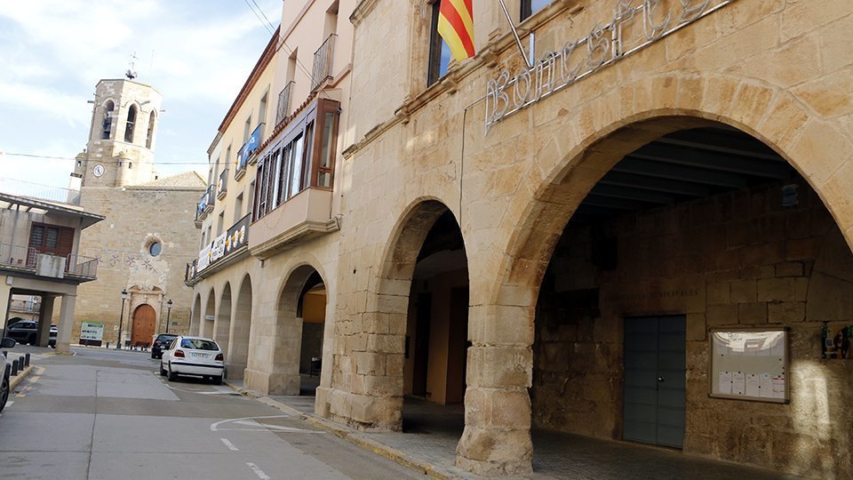 Pla general on es pot veure la façana de l'Ajuntament de Linyola i l'església al fons, el 16 de desembre de 2020. (Horitzontal)