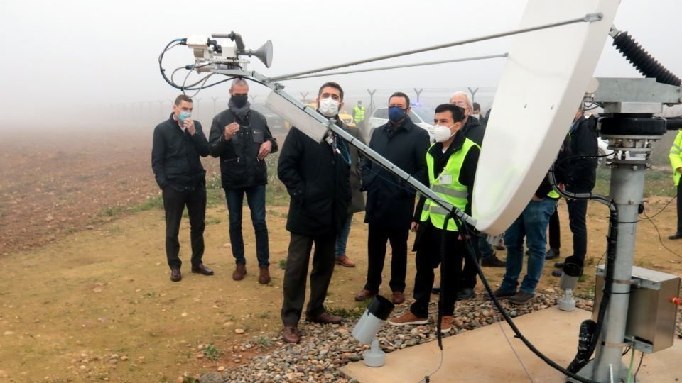 Salvador MiretPla sencer del conseller de Polítiques Digitals i Administració Pública, Jordi Puigneró, davant d'una de les antenes que Asgard Space té a l'Aeroport de Lleida-Alguaire per localitzar satèl·lits, el 18 de desembre del 2020. (Horitzontal)