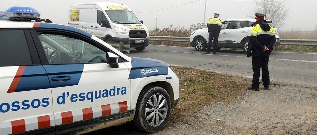 Mossos d'Esquadra aturant un vehicle a l'accés de Linyola @ACN