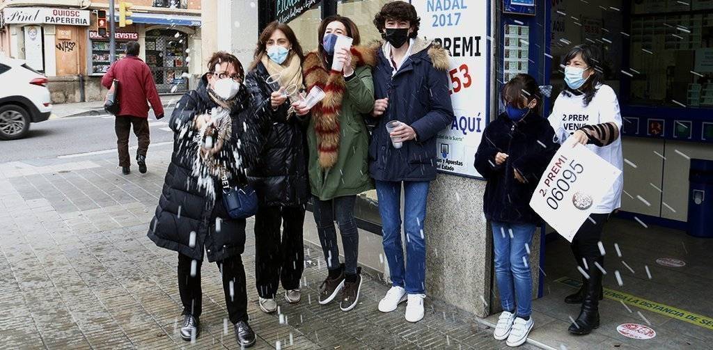 Celebració a l'administració de Lleida que ha repartit una sèrie del segon premi de la loteria de Nadal