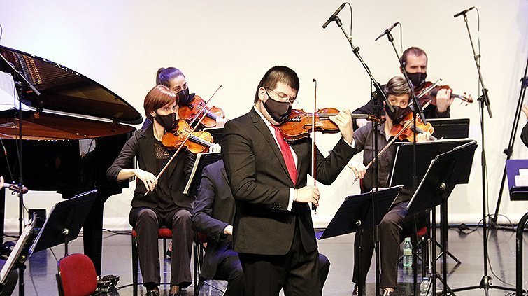 El violinsta solista Joan Espina durant el concert Preludi 21 a Tremp @ACN