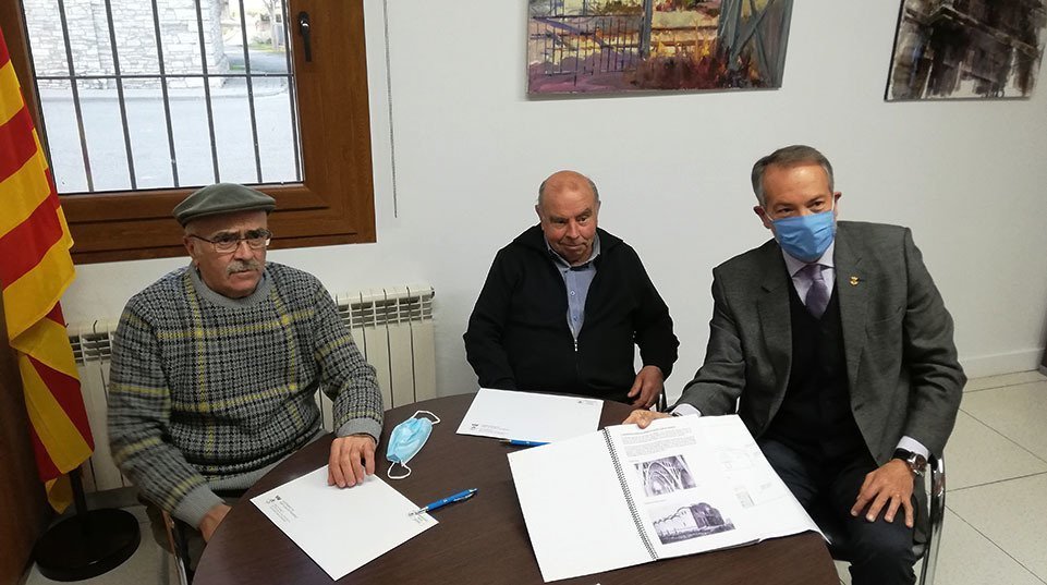 Els propietaris Manuel i Santiago Valls, i l'alcalde Francesc Lluch @AjSantGuindeFreixenent
