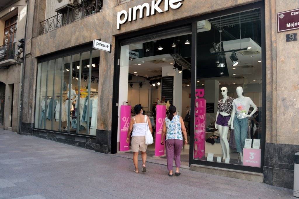 Dues clientes entrant a una botiga de l'Eix Comercial de Lleida