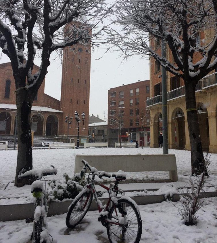 Web  La plaça de l'Ajuntament de Mollerussa sota la neu @EstherBarta