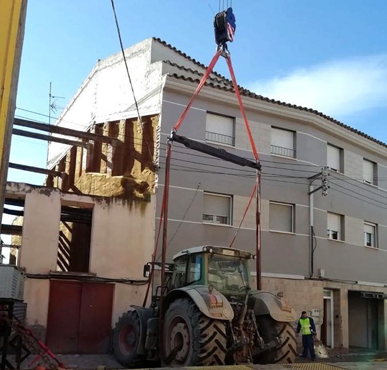 Reterin el tractor encastat en una façána d'Artesa de Lleida