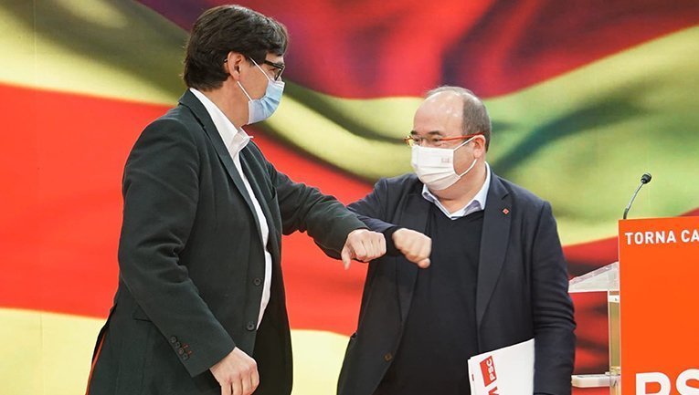 Pla general de Salvador Illa prenent el relleu a Miquel Iceta en el faristol durant el primer acte de precampanya del PSC el 3 de gener de 2021 (Horitzontal)