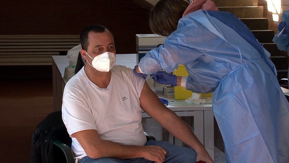 Infermers administrant una dosi de vacuna per la COVID-19 @Salut