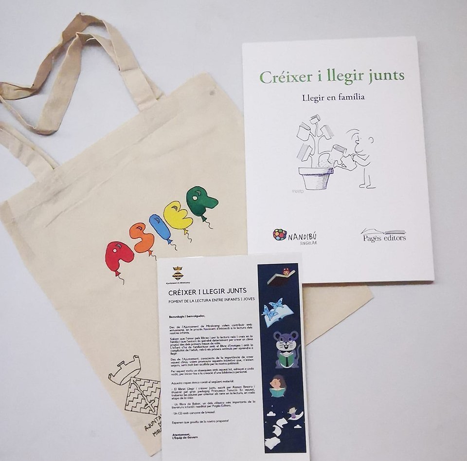 Les bosses personalitzades del projecte Créixer i llegir junts a Miralcamp