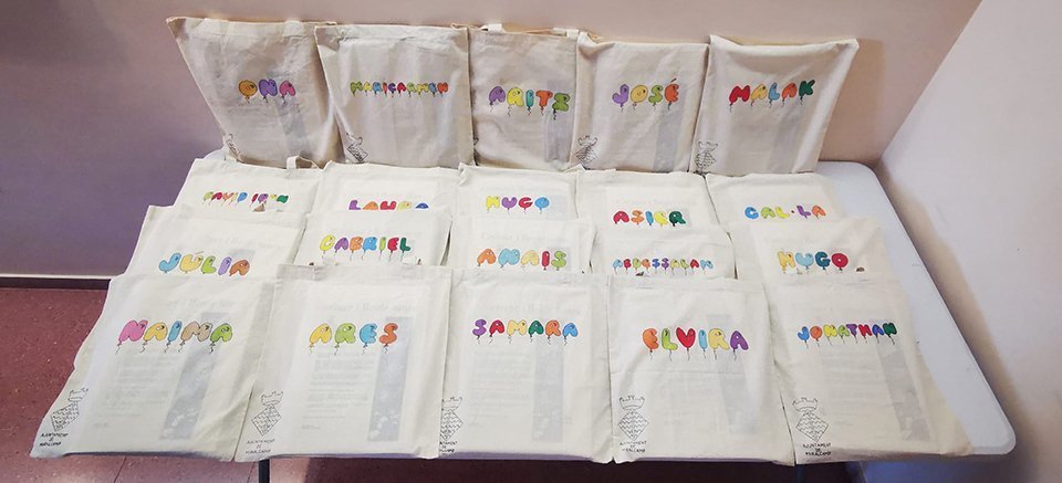 Les bosses personalitzades del projecte Crèixer i llegir junts a Miralcamp @ajmiralcamp
