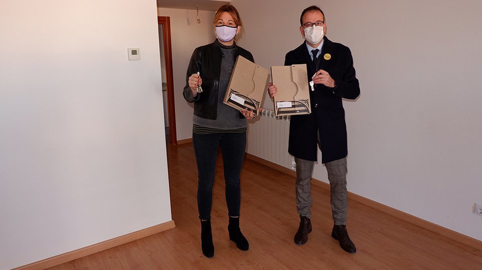 Cristina Casol lliura les claus a l'alcalde Marc Solsona