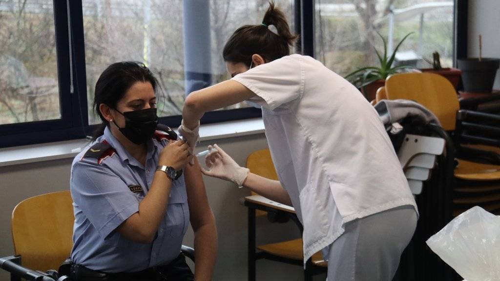 Una mosso de la comissaria de Lleida rebent la vacuna d'AstraZeneca - Foto: Cedida per ICS Lleida