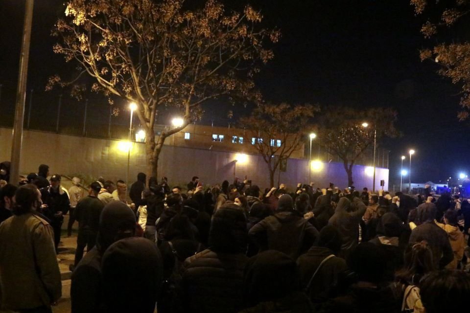 Salvador MiretEls manifestants davant de la presó de Lleida, el 17 de febrer del 2021. (Horitzontal)