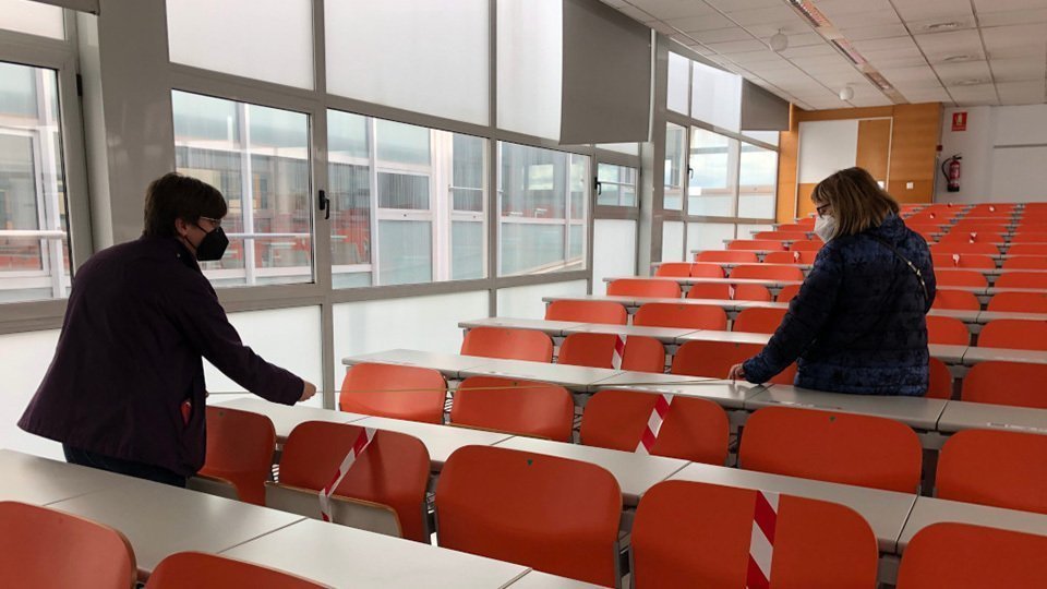 Els tècnics de la Diputació preparen els espais pels examens @Diputació