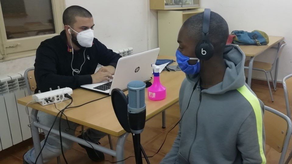 Un dels rapers durant l'enregistrament de la cançó  'Racism is the real virus' - Foto: cedida per la Paeria de Lleida