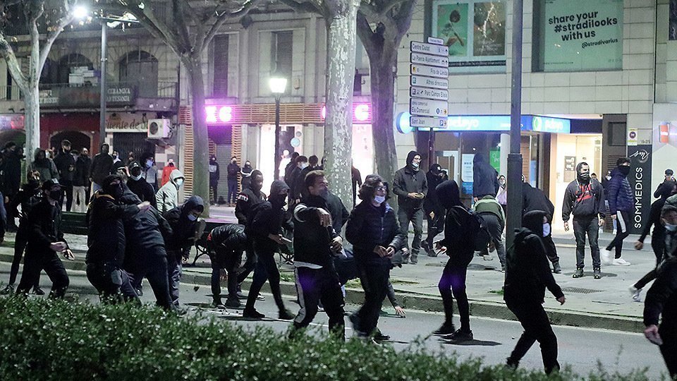 Manifestants llancen objectes als agents dels Mossos d'Esquadra @EduardSubirats