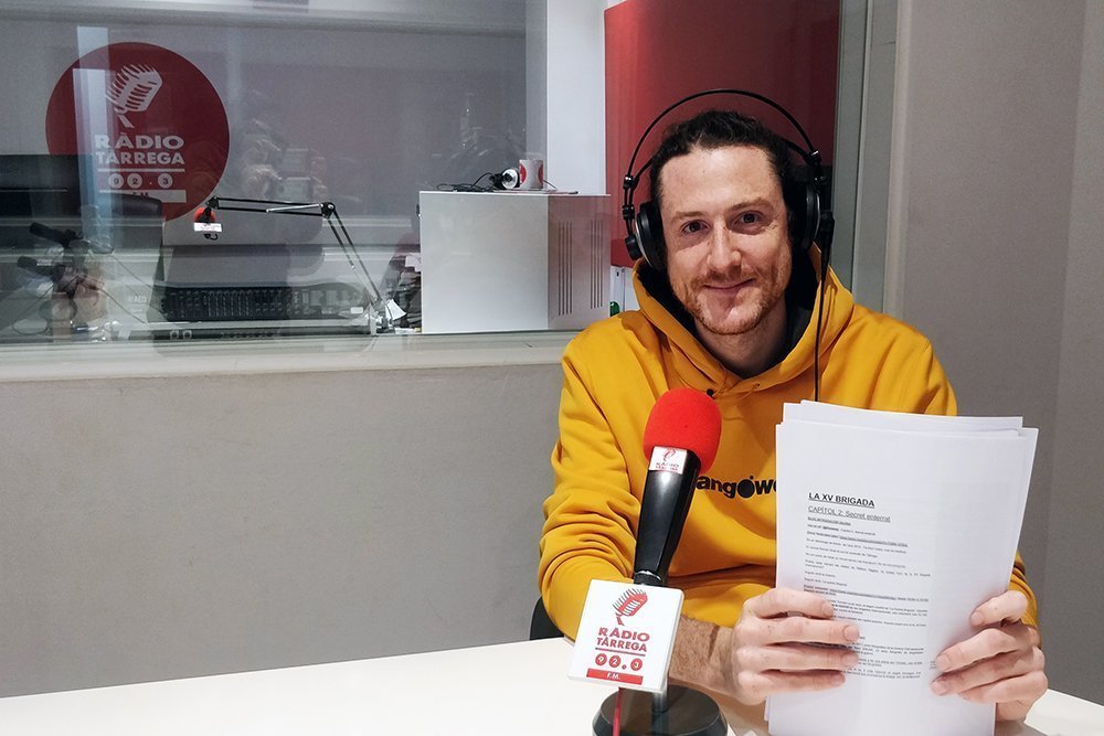 Miquel Ramon als estudis de Ràdio Tàrrega enregistrant el podcast