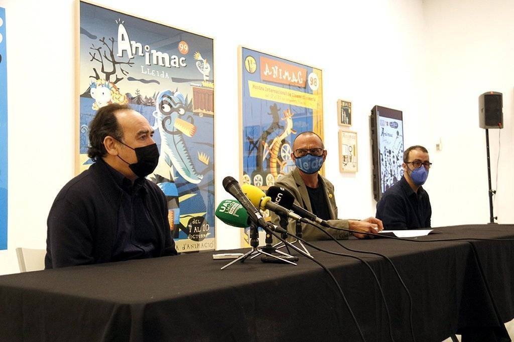 Pla obert del director del Museu Morera, Jesús Navarro; l'alcalde de Lleida, Miquel Pueyo, i l'il·lustrador Carles Porta, en la presentació de l'exposició 'Carles Porta. La casa infinita' al Museu Morera. Imatge del 24 de febrer de 2021. (Horitzontal)