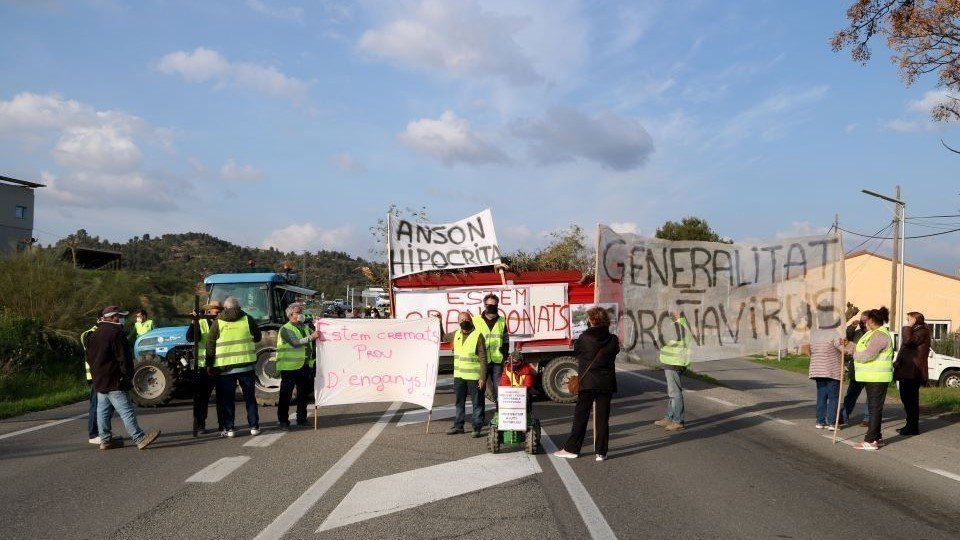 Pagesos tallant la C-12, en la protesta per exigir compensar els danys del temporal Filomena @MarcRovira
