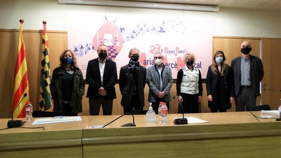 Josep Ballesté, guanyador del XXIII Premi de Poesia Maria-Mercè Marçal, i els membres del jurat i organització del certamen - Marina Pallàs Barta