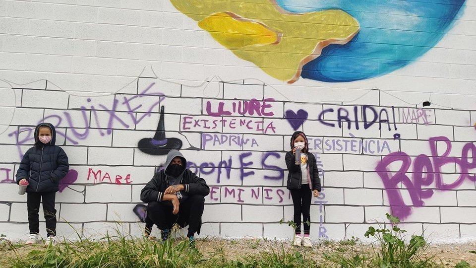 L'artista plaurgellenc Peon al peu de la seva obra al Palau d'Anglesola @Palau