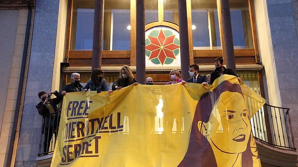 Meritxell Serret, amb companys d'ERC, treient la pancarta que reclamava la seva llibertat