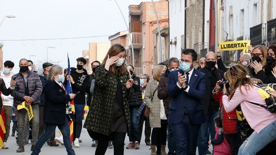 Meritxell Serret, arribant entre aplaudiments i llàgrimes als ulls a Vallfogona de Balaguer
