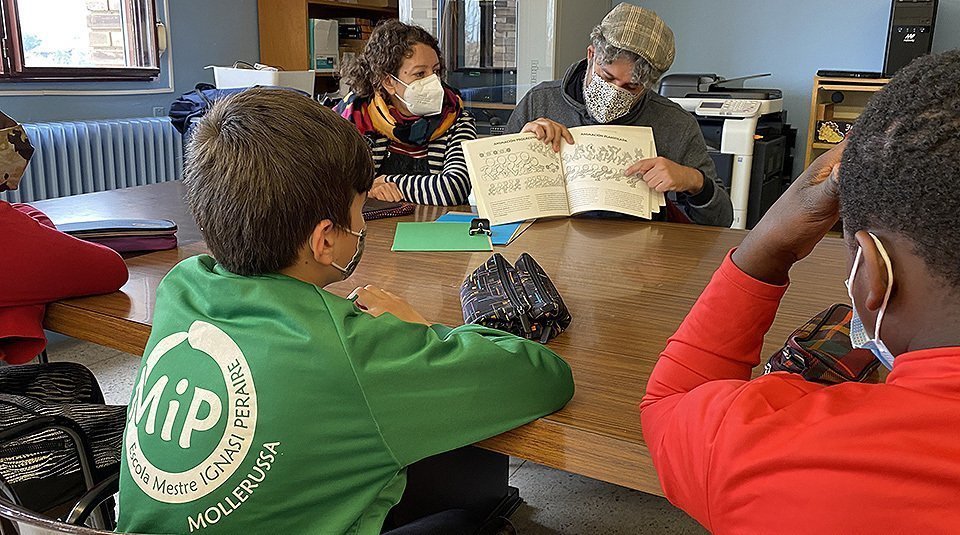Ela alumnes de l'escola aprenen a treballar les animacions