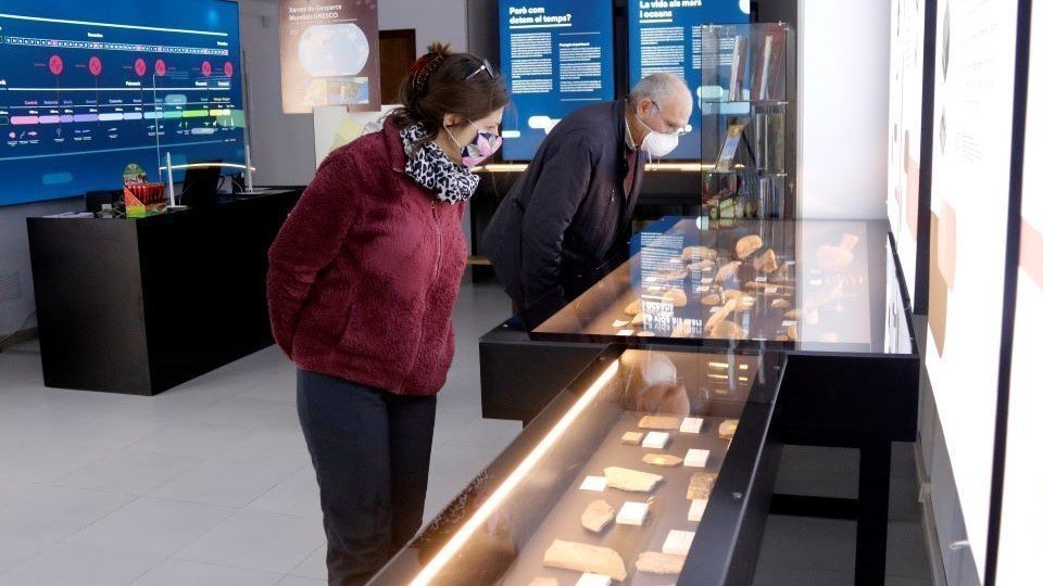 Anna BergaPla obert de gent mirant la col·lecció de fòssils del Centre d'Interpretació del Montsec de Vilanova de Meià, el 20 de març de 2021. (Horitzontal)