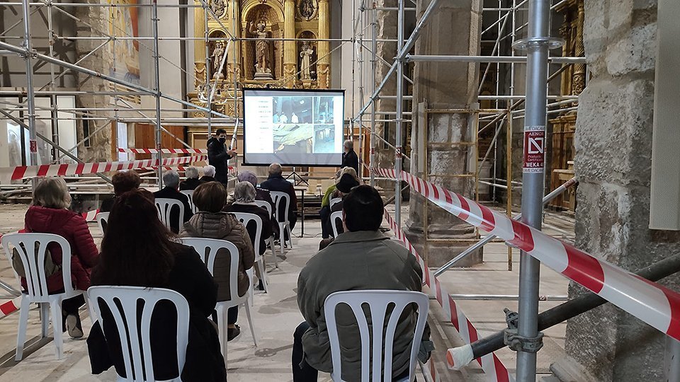 Els participants en les vistes guiades a l'església del Palau d'Anglesola @ajpalau