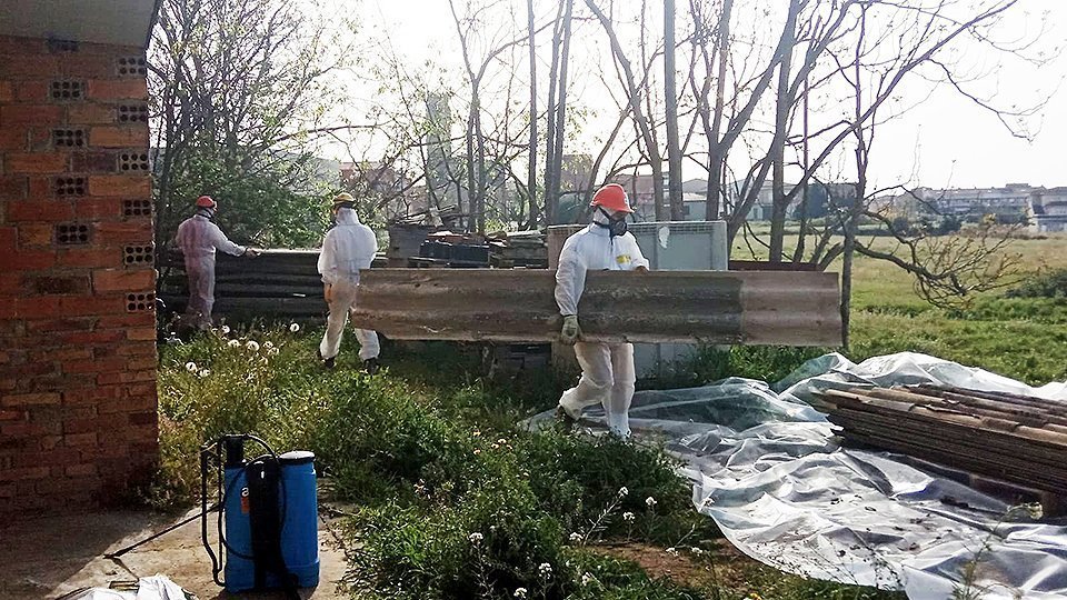 Benavent de Segrià retira d'unes plaques de fibrociment  @AjBenavent