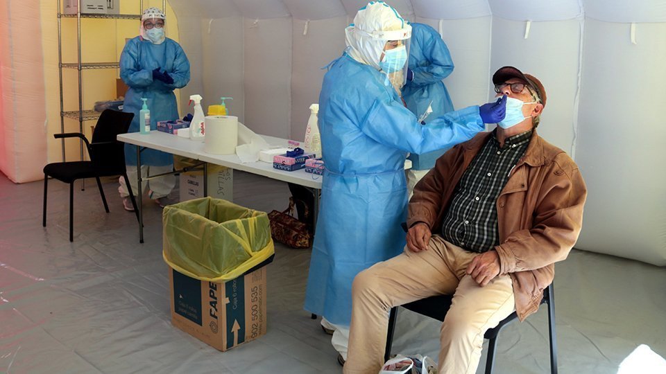Una de les persones que es fa la PCR en el cribratge massiu a la Zona Alta de Lleida