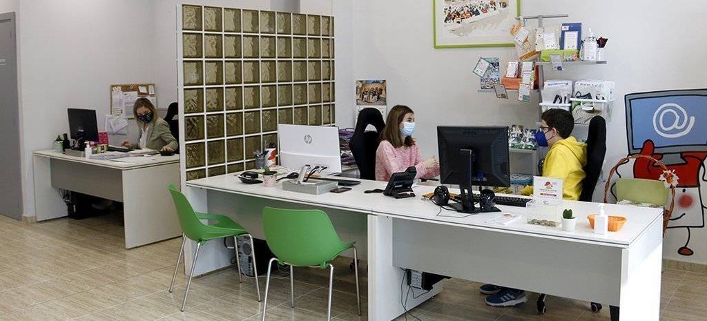 Pau Odina, a la seu de l'Afanoc de Lleida @LauraCortés