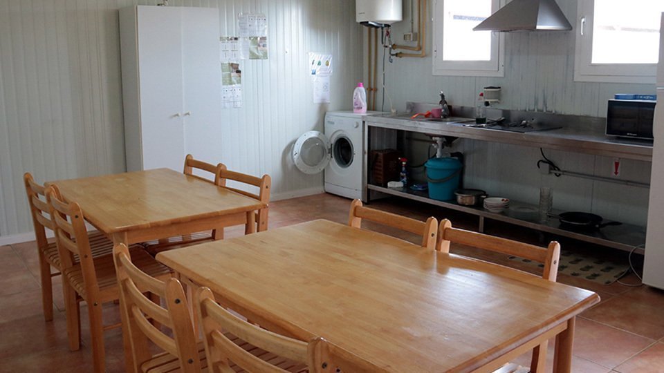 Imatge de l'interior d'un dels mòduls de l'alberg municipal d'Alcarràs, el 5 de maig del 2020. (Horitzontal)